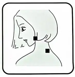 قرارگیری پدهای دستگاه AirDoctor YW5000 برای درمان گرفتگی و درد عضلات گردن