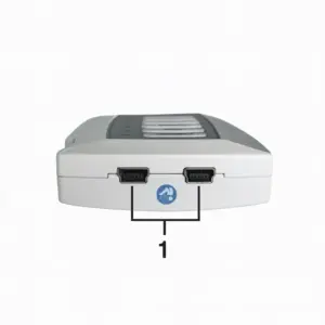 نمای نزدیک از قسمت بالایی دستگاه تنس فیزیوتراپی دو کاناله هابدیک HuBDIC مدل HMB-100 که دو ورودی مجزا برای کابل‌های الکترود دارد. این پورت‌ها (Connector Cable Jack) جریان الکتریکی را از دو کانال دستگاه به پدهای درمانی منتقل می‌کنند.