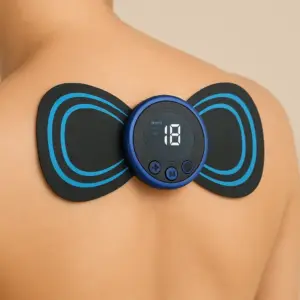 ماساژور تِنس پروانه‌ای مدل Mini Butterfly نصب‌شده روی پشت بدن برای ماساژ و تحریک عضلانی